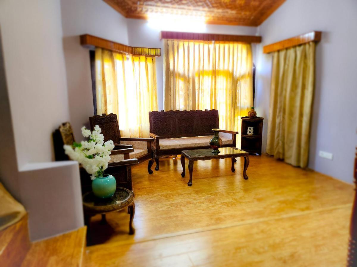 Hotel Peaceful Mornings Srinagar ภายนอก รูปภาพ